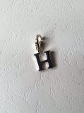 Подвеска "H" на застежке, металл, 3 см